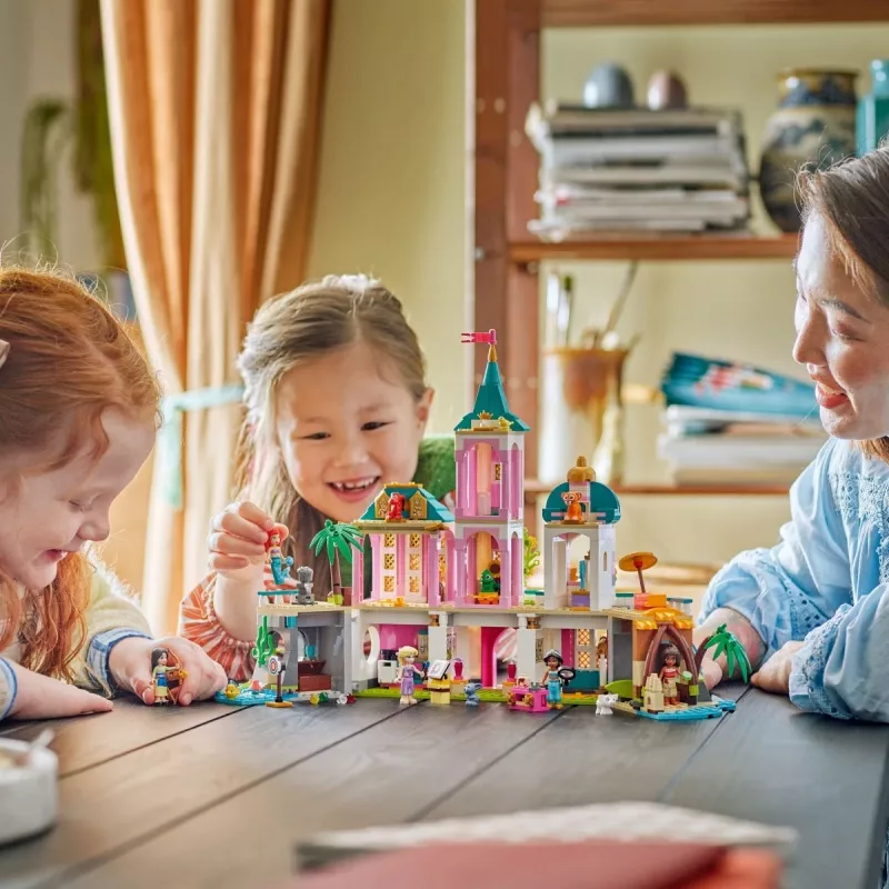 LEGO Disney Princess Castillo y mascotas reales set de construcción 43267 — 787 piezas, 5 minifiguras, edad 6+, 320×460×100 mm