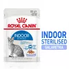 Comida húmeda para gatos Royal Canin Indoor Sterilized 85 g bolsa — gatos adultos esterilizados de interior, sabor aves, pack 12 x 85 g