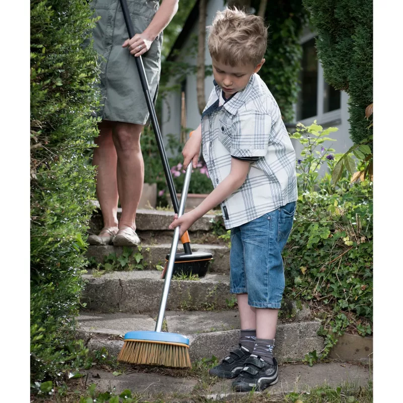 Escoba infantil Fiskars MyFirst escoba para niños, azul, longitud 980 mm, marco y mango de plástico, 1 unidad