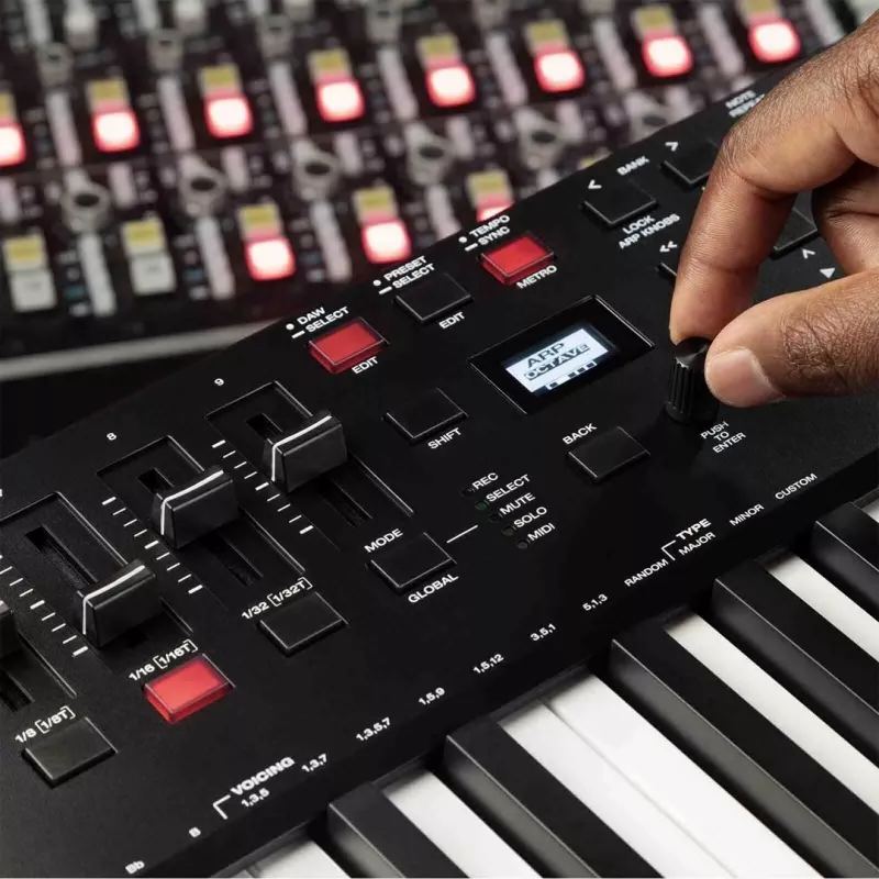 Controlador de teclado MIDI M-Audio Oxygen Pro 49 — 49 teclas, 16 pads, 9 faders, pantalla OLED, USB, MIDI-Out