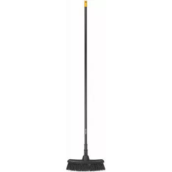 Fiskars 1025921 escoba outdoor negra