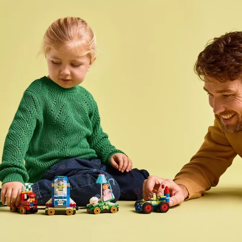 LEGO Disney Toy Story Tren de celebración y coche RC Set 43264 — 206 piezas, 4 minifiguras, edad 4+