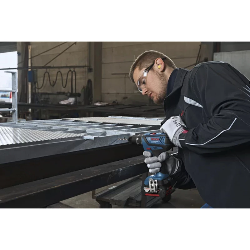 Taladro atornillador a batería Bosch GSR 18V-28 con sistema 18V y 2 baterías de 3,0 Ah