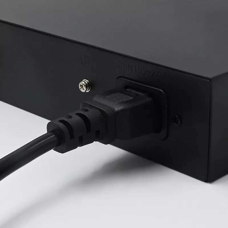 Switch Ethernet PoE QOLTEC 52289 — 4x puertos RJ45 PoE, 2x RJ45 uplink, presupuesto PoE 65W