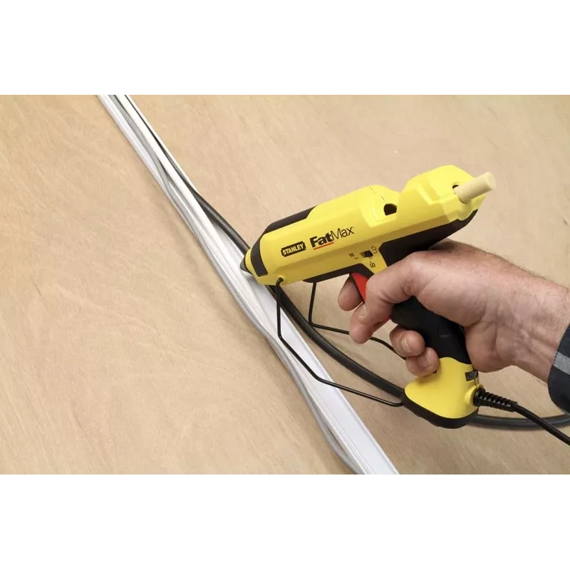 Pistola de pegamento caliente STANLEY FatMax GR 100 R 200 W, caudal 18,83 g/min, alimentación por CA, tiempo de calentamiento 1 min, negra/amarilla