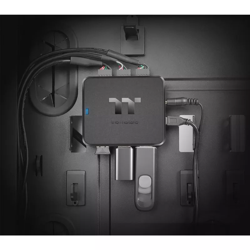 Hub USB interno Thermaltake H200 PLUS – TT Premium Edition – Hub – 3 x USB 2.0 + 3 x USB 2.0 (interno)