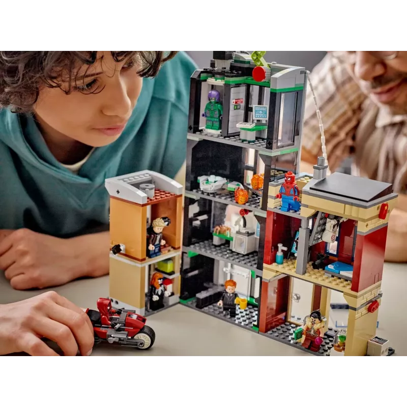 LEGO Marvel Set 76324 Spider-Man vs. Oscorp, 808 piezas, 8 minifiguras, a partir de 10 años