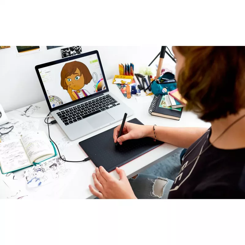Wacom One by Medium tableta gráfica negra, rojo 2540 lpi 216 x 135 mm USB