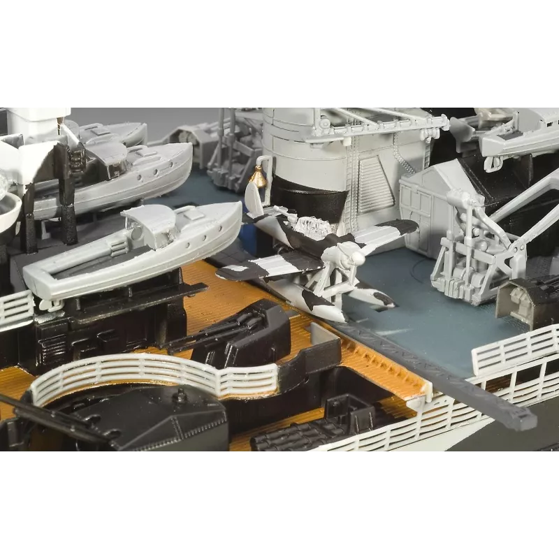 Maqueta de barco de plástico REVELL Tirpitz escala 1:350