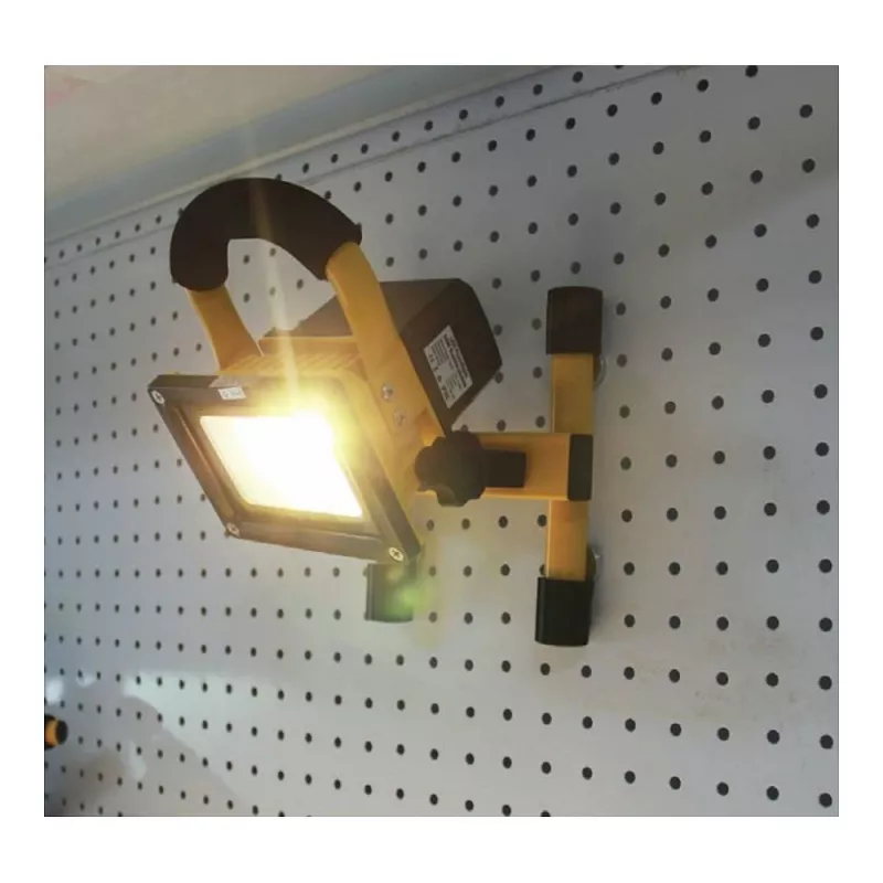 Synergy 21 foco LED de obra a batería 10W con pies magnéticos adicionales