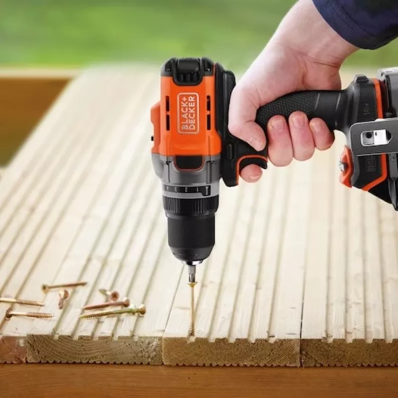 Atornillador a batería Black & Decker BCD382XN 18V — taladro compacto de 18 V (sin batería)
