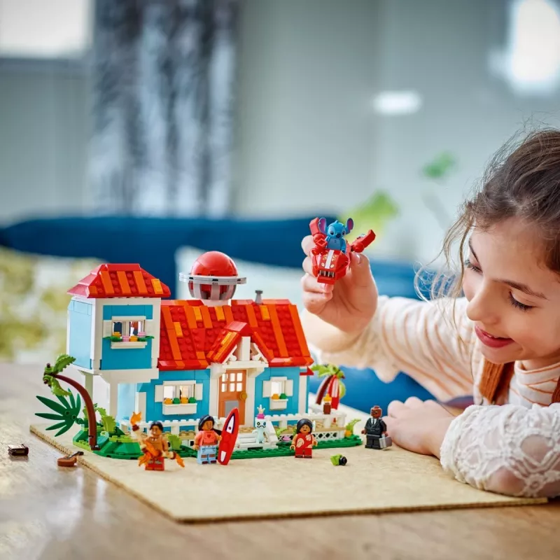 LEGO Disney Set 43268 Casa de la playa – casa modular para construir, 834 piezas, 5 minifiguras, edad 9+
