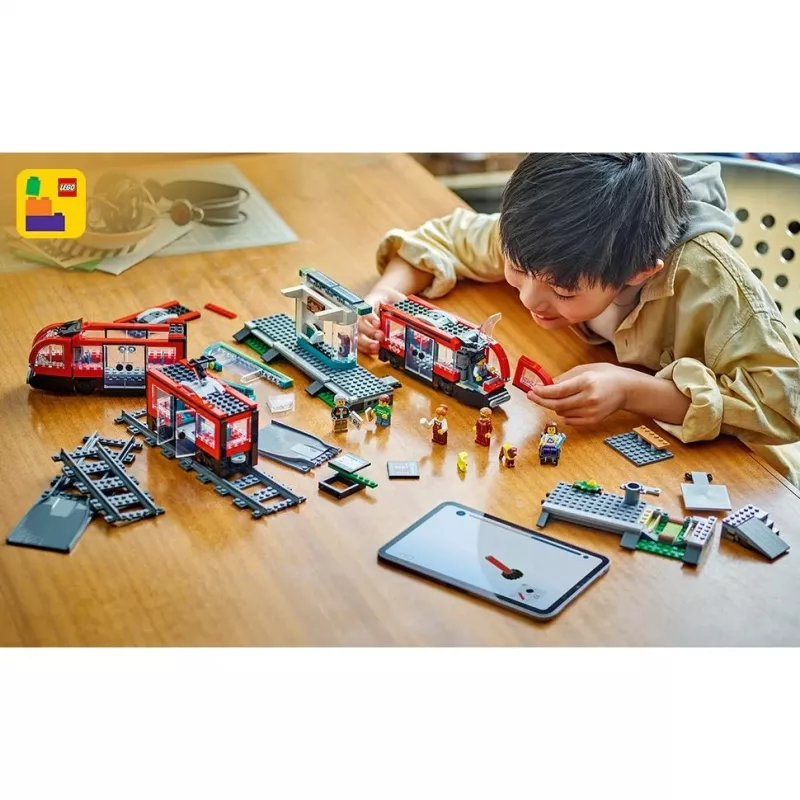 LEGO City Tranvía y Estación, set de construcción de juego de rol para niños con tranvía de juguete, regalo para niños y niñas a partir de 7 años que aman los vehículos