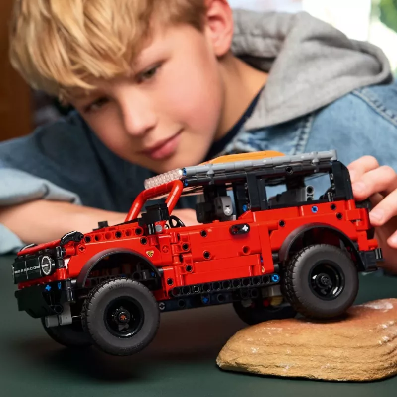 Set de construcción LEGO Technic Ford Bronco Off-Roader 4x4 modelo 42213 — 943 piezas, edad 9+
