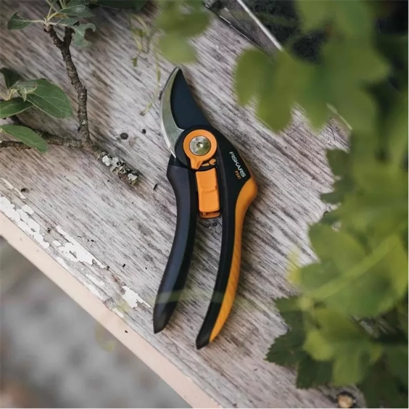 Tijera de podar de bypass Fiskars Plus SmartFit P541 negra, naranja