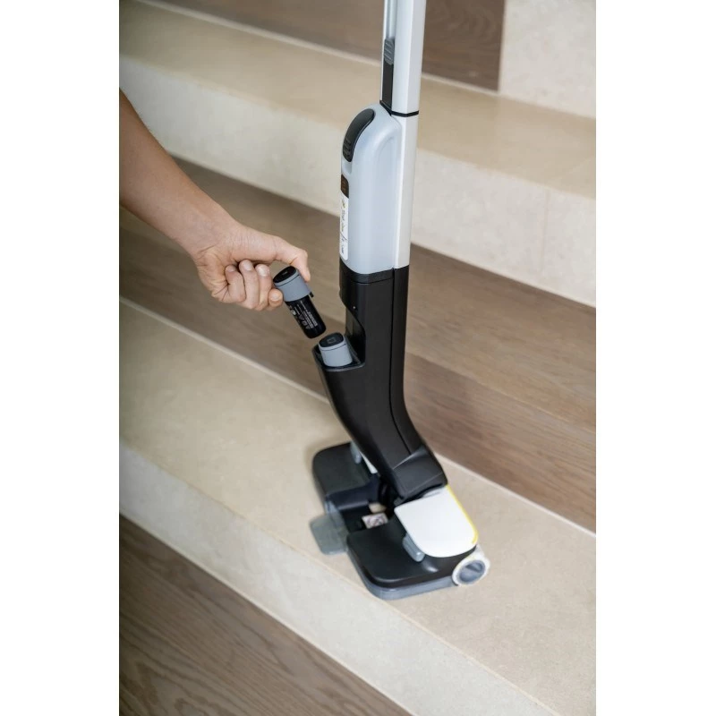 Aspirador Kärcher FC 4-4, batería de iones de litio de 2,5 Ah, limpieza en seco y húmedo, cepillo de rodillo de 30 cm, negro/gris