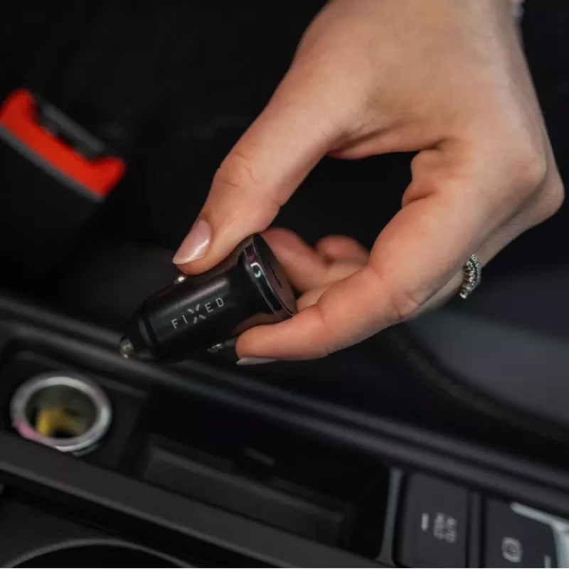 Cargador USB-C para coche FIXED FIXCC30N-C-BK 30W, cable fijo, carga rápida de un solo puerto para toma de 12V