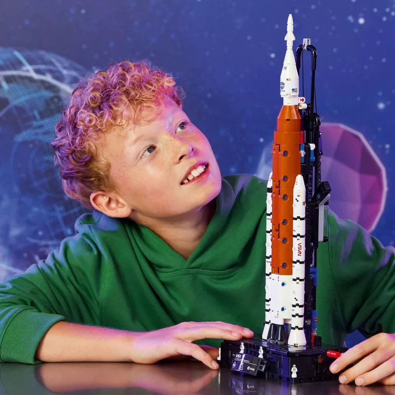 LEGO TECHNIC 42221 Cohete del sistema de lanzamiento espacial Artemis de la NASA
