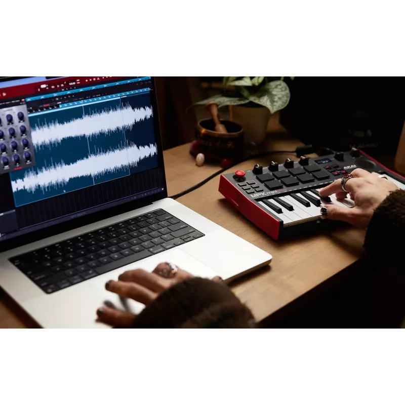 Akai MPK Mini Play MK3 teclado controlador MIDI con controlador de pads, USB, negro/rojo