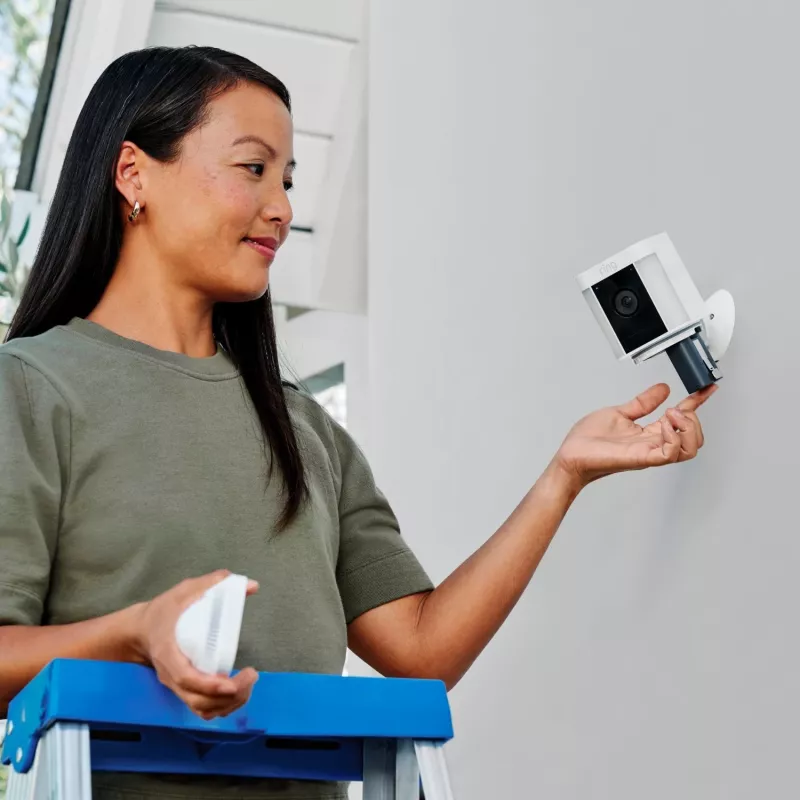 Ring Spotlight Cam Plus Battery - Cámara de vigilancia IP - Exterior - Inalámbrica - Montaje en techo/pared - Negro - Caja