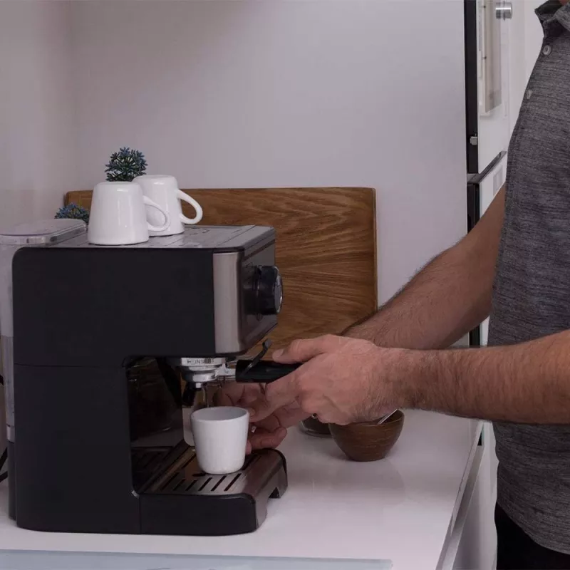 Espressomaschine Schwarz & Decker BXCO1200E — 1200 W, 15 bar, 1,2 L depósito de agua, 2 tazas, espumador de leche integrado, para la encimera, plateado