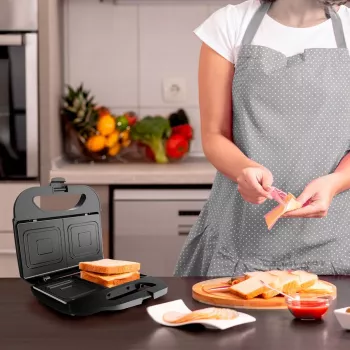 Sandwichera Black & Decker BXSA753E — 2 sándwiches, 750 W, placas antiadherentes, superficie de parrilla 215×125 mm, acero inoxidable compacta