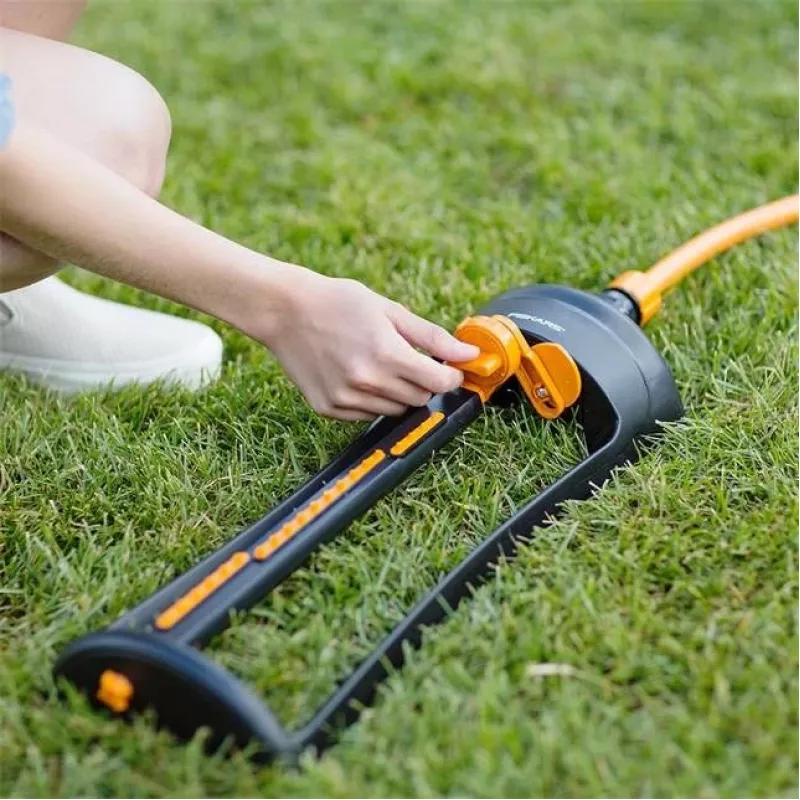 Aspersor de agua Fiskars 1023661 metal negro, naranja
