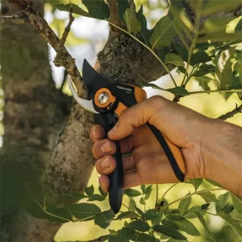 Tijera de podar de bypass Fiskars Plus SmartFit P541 negra, naranja