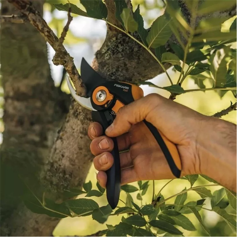 Tijera de podar de bypass Fiskars Plus SmartFit P541 negra, naranja