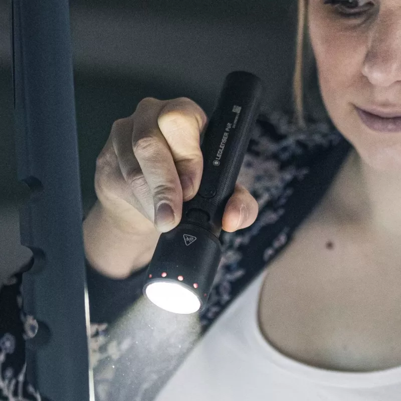Linterna de mano LED Ledlenser P6R negra