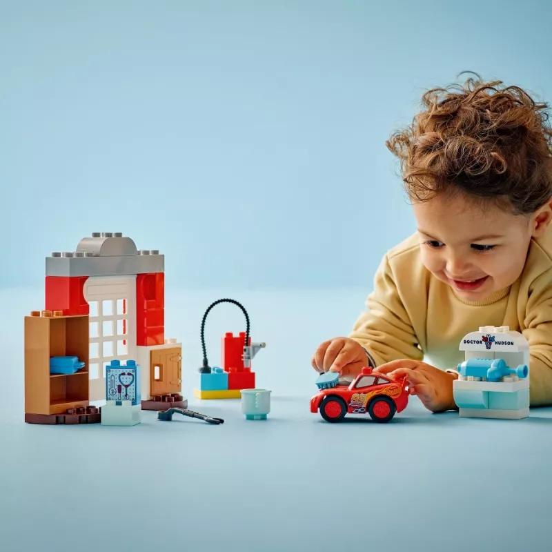 Juguete de construcción LEGO DUPLO 10456 Disney La visita de McQueen al taller de Doc — 35 piezas, para niños a partir de 2 años, bloques grandes