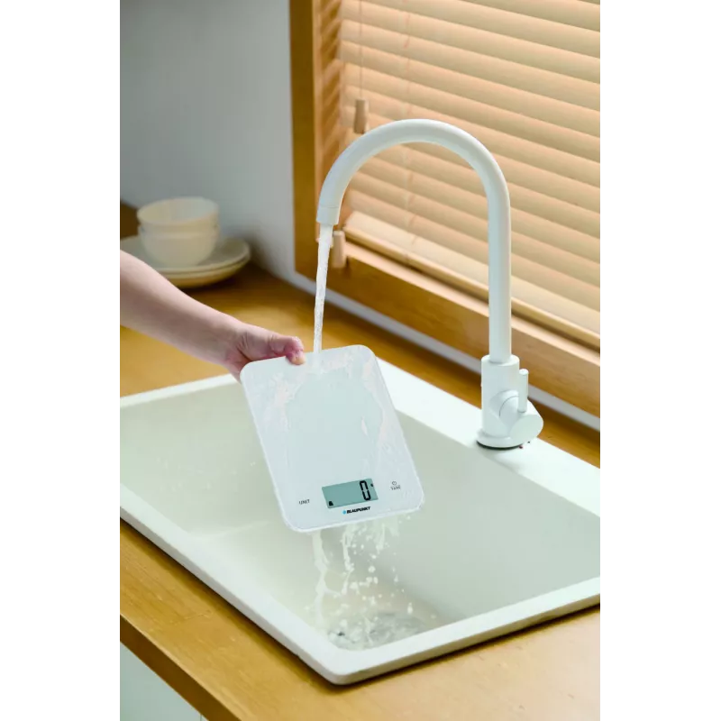 Báscula de cocina BLAUPUNKT FKS401 — blanca, máx. 10 kg, precisión 1 g, control táctil