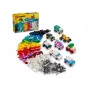 LEGO Classic Vehículos creativos, set de coches de juguete de colores con coche de policía y 11023 placa base verde clásica cuadrada 32x32 con tetones, césped de construcción