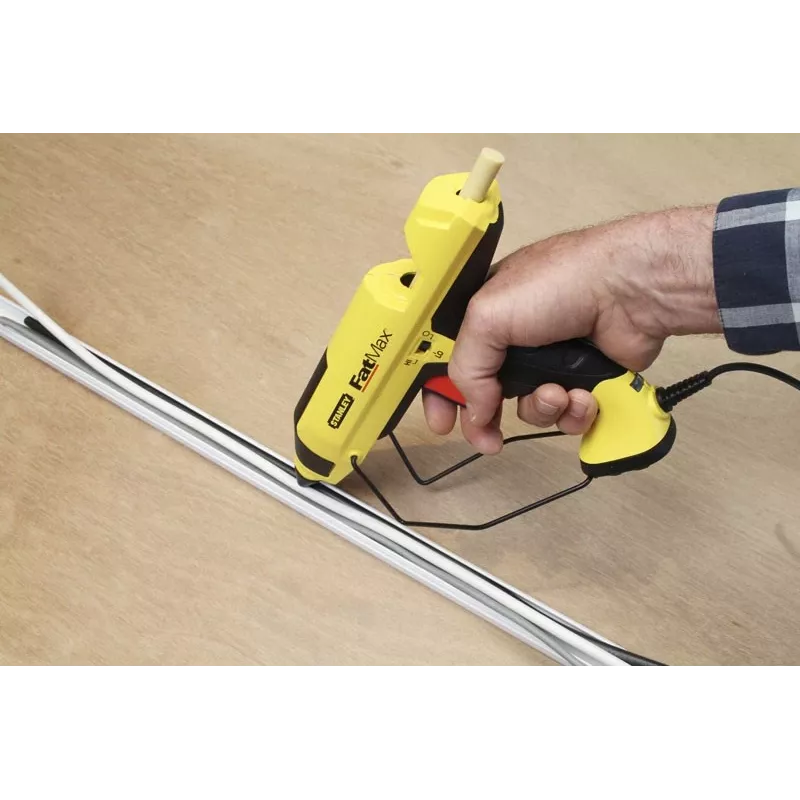 Pistola de pegamento caliente STANLEY FatMax GR 100 R 200 W, caudal 18,83 g/min, alimentación por CA, tiempo de calentamiento 1 min, negra/amarilla
