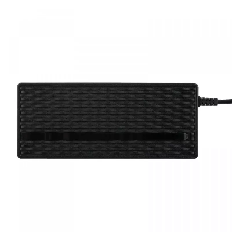 Cargador Akyga AK-EV-09 para e-bikes / e-scooters con batería de 48 V (13s), 54,6 V, 2 A, 110 W, cable sin conector, 1 m