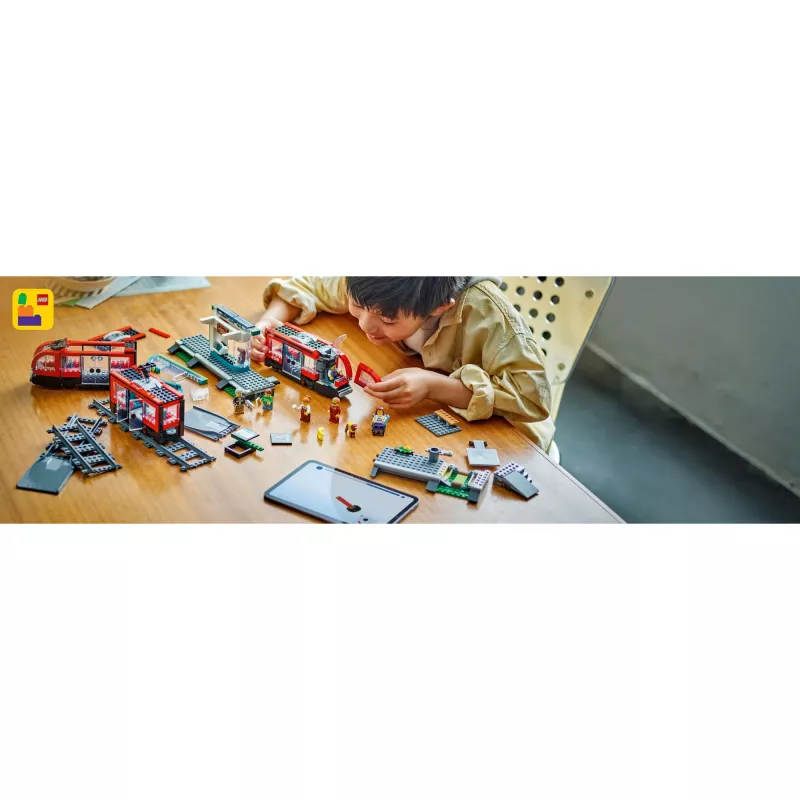 LEGO City Tranvía y Estación, set de construcción de juego de rol para niños con tranvía de juguete, regalo para niños y niñas a partir de 7 años que aman los vehículos