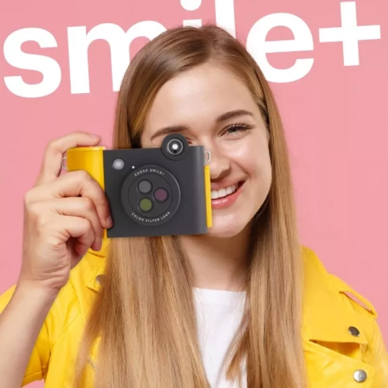 Cámara instantánea Kodak SMILE+ 2x3 Negra — cámara instantánea portátil con copias 2×3