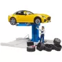 BRUDER Car Service Center bworld 62112 con Roadster set de juego, figuras de accesorios y elementos de taller