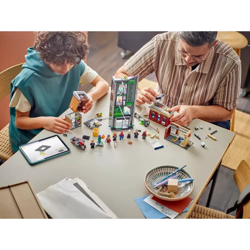 LEGO Marvel Set 76324 Spider-Man vs. Oscorp, 808 piezas, 8 minifiguras, a partir de 10 años
