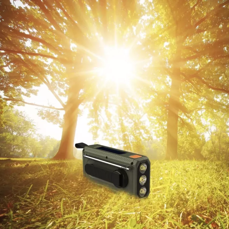 Radio FM portátil MANTA RDI401G con panel solar, dinamo, batería de 4000–4500 mAh, salida USB de 5 V, 3 W, linterna