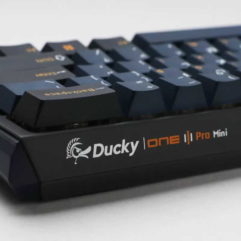 Teclado gaming mecánico Ducky One 3 Pro Mini — 60% hot-swap, Cherry MX Brown, tasa de sondeo de 8000 Hz