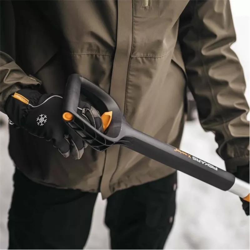 Pala para nieve con mango telescópico Fiskars X-SERIES