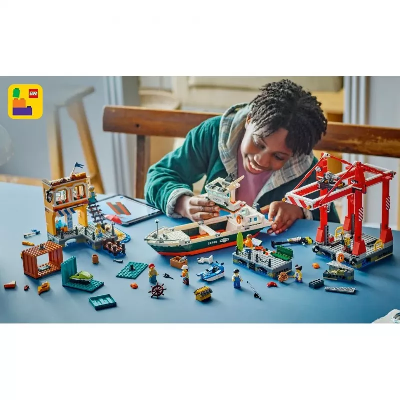LEGO CITY 60422 Puerto costero con buque de carga