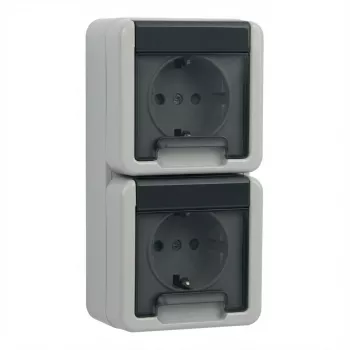 Toma de corriente Schuko Gira 4780 30 — 250 V, 16 A, gris, carcasa de plástico