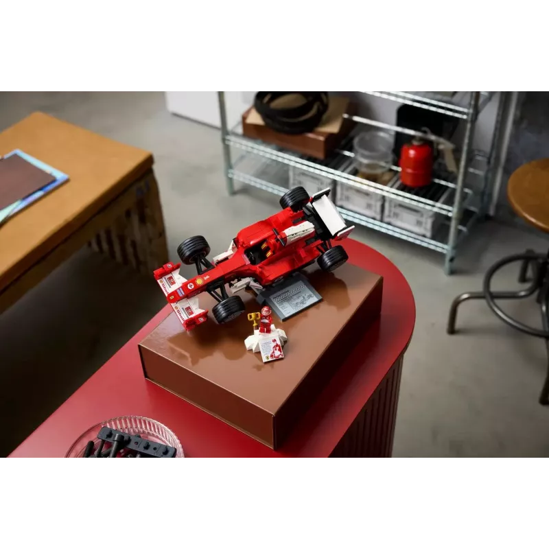 LEGO ICONS 11375 Ferrari F2004 y Michael Schumacher