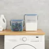 Recipiente para líquidos de limpieza Rotho Basic 4,5 l modelo 1770201100RP, tecnopolímero transparente con tapa y orificio para colgar