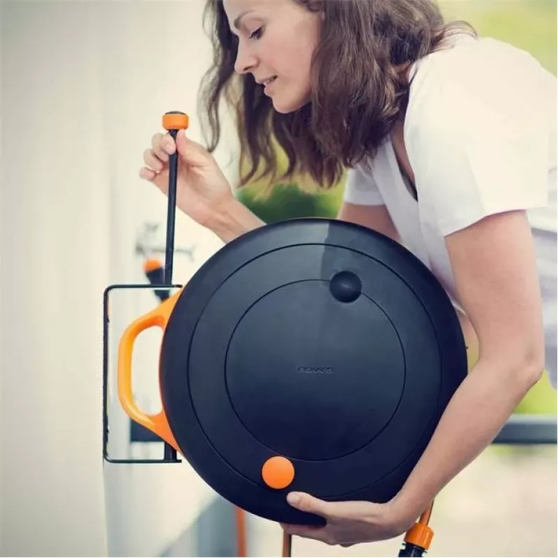 Fiskars 1020448 soporte para manguera metal negro