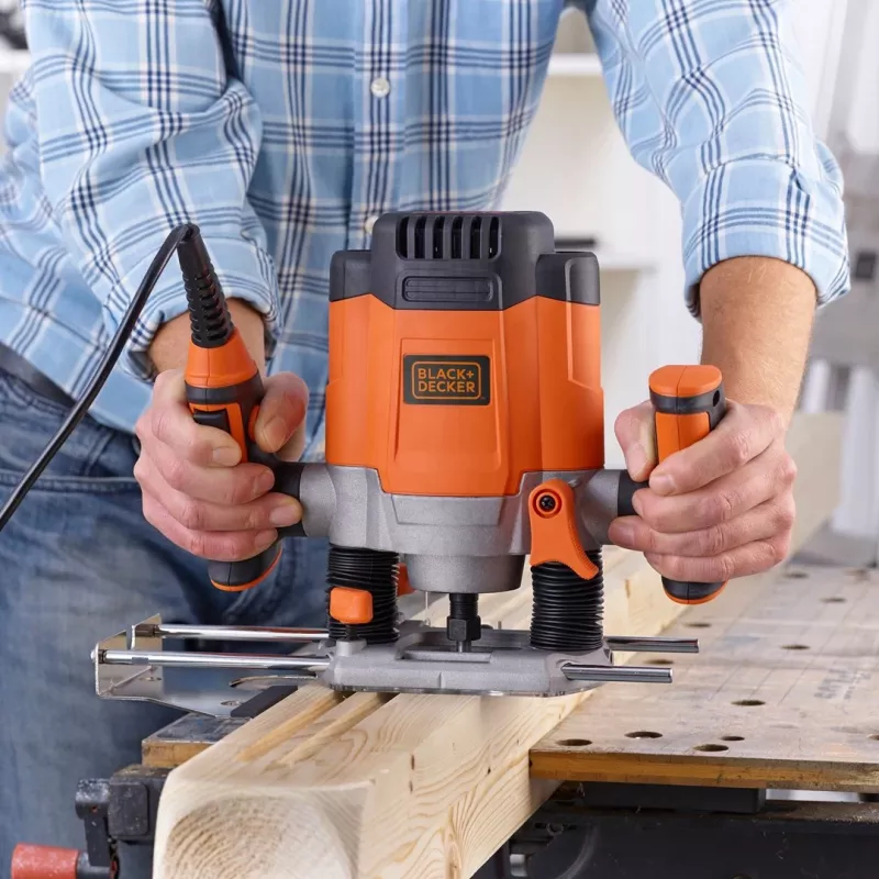 Fresadora Router/Trimmer Black & Decker KW1200EKA-QS — fresadora compacta con ajustes de profundidad regulables, diseño ergonómico