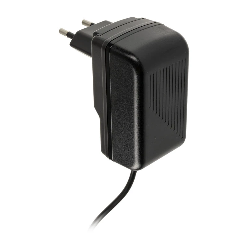 Cargador rápido de CA para interiores Akasa AK-PK15-02CM — 15W, USB-C 3A, cable de 1.5 m, negro