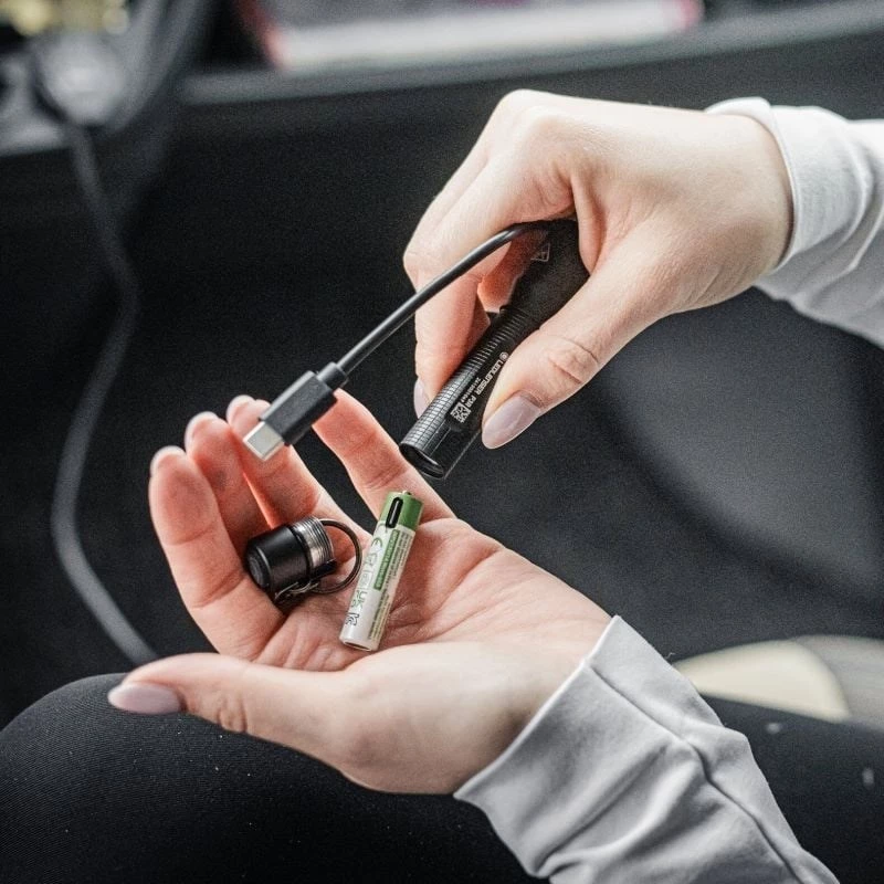 Linterna Ledlenser P3R negra — linterna LED compacta recargable para llavero